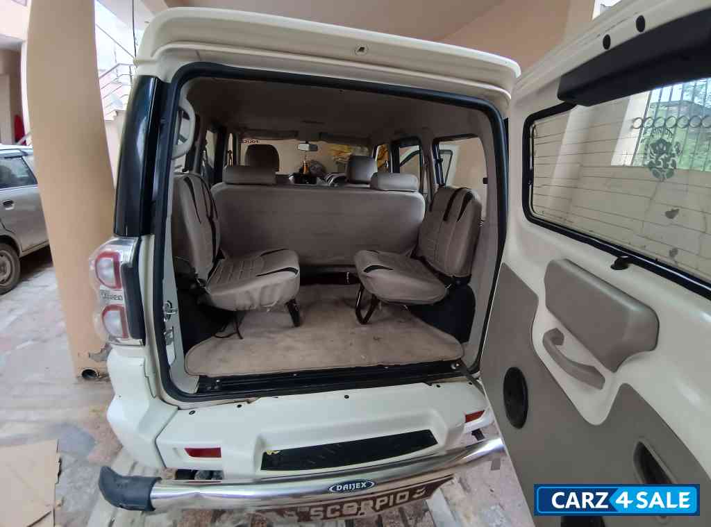 Diamond White Mahindra Scorpio S6+