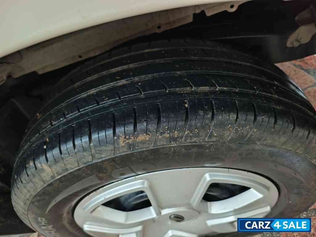 Diamond White Mahindra Scorpio S6+