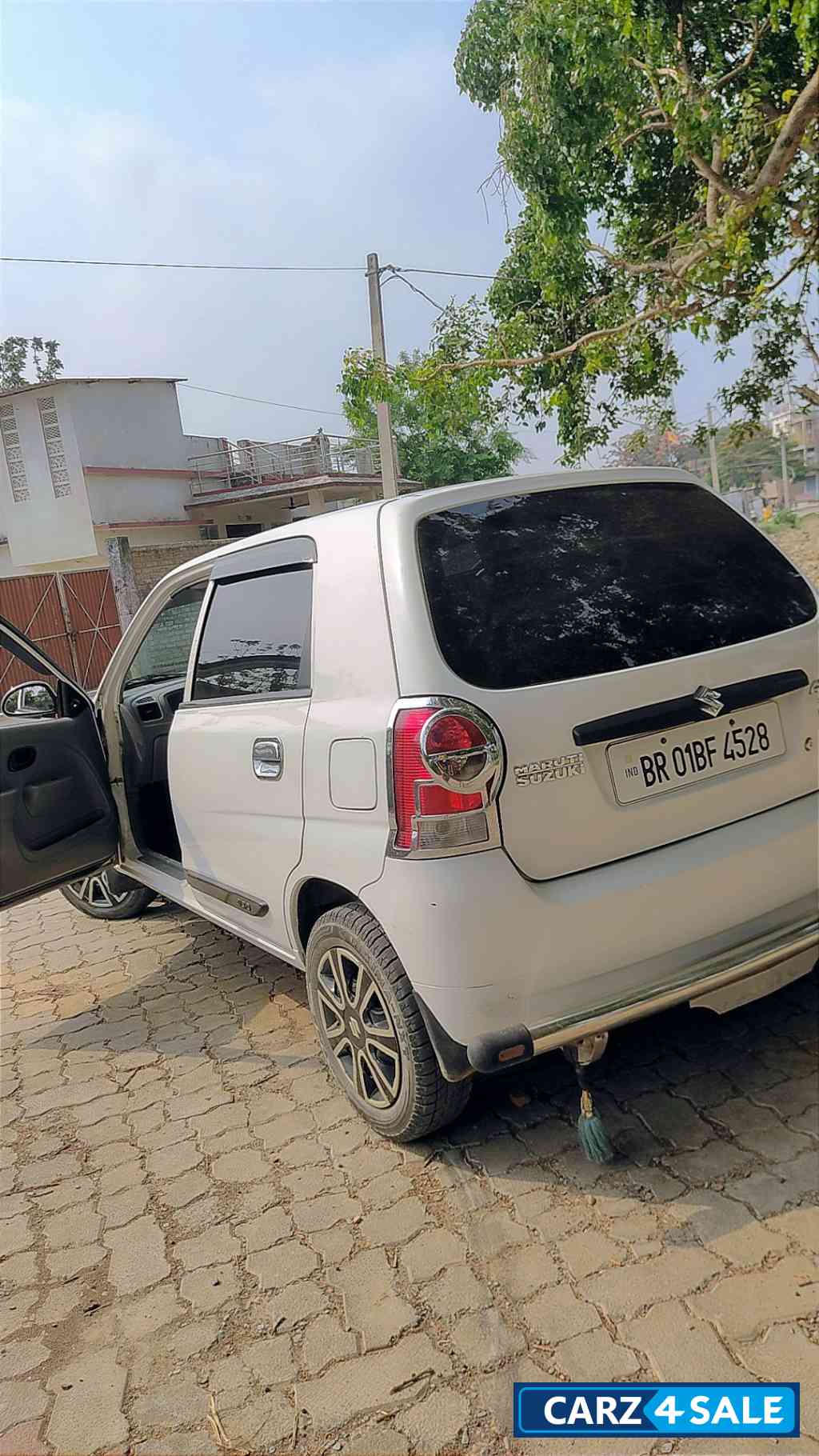 White Maruti Suzuki 1000 Vxi