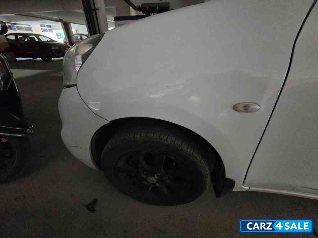 White Nissan Micra Xv automatic