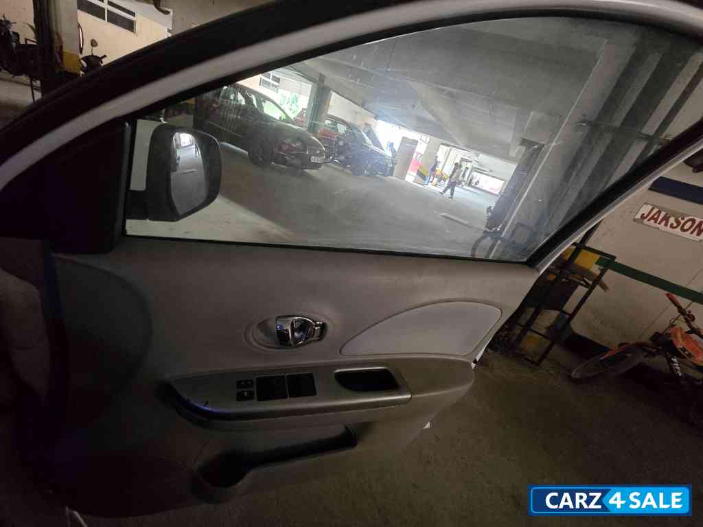 White Nissan Micra Xv automatic