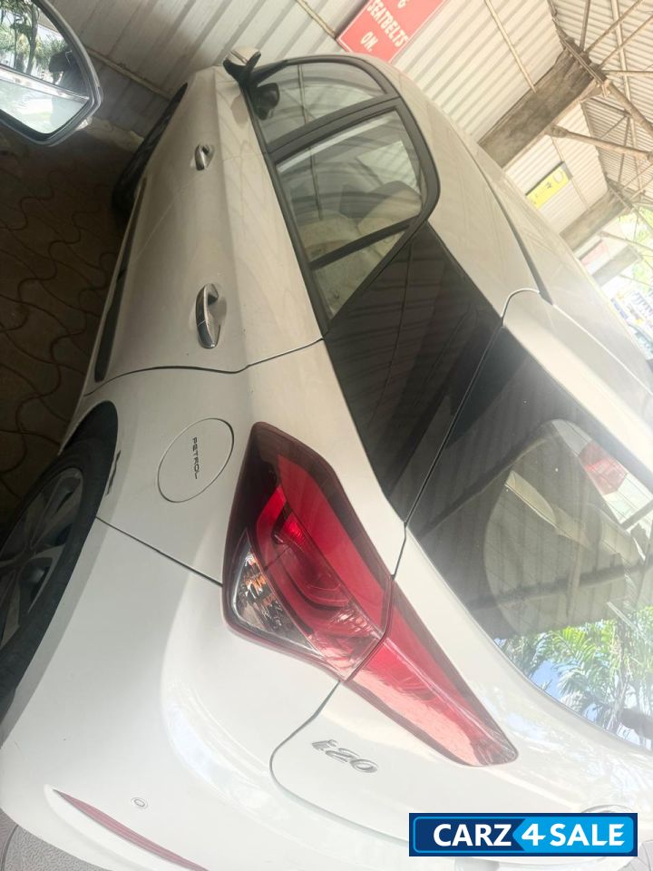 White Hyundai Elite i20 ASTA (O)