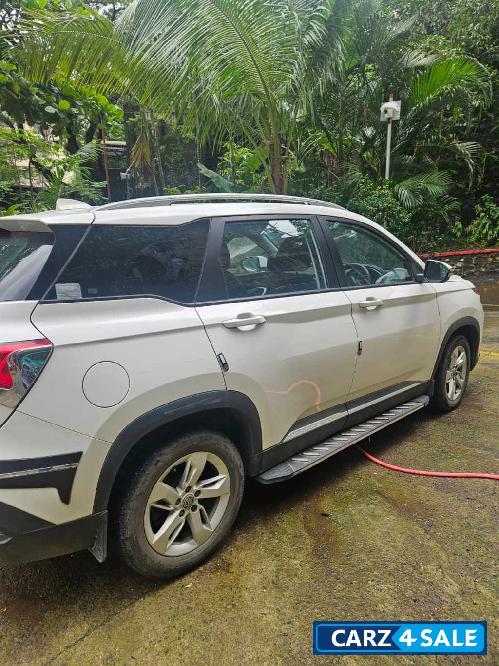 White MG Hector SHINE