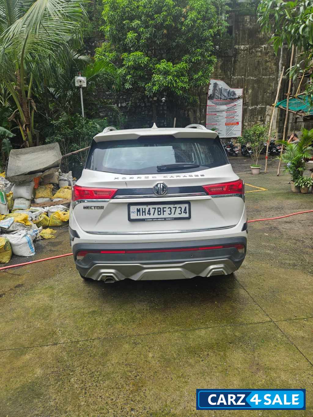 White MG Hector SHINE