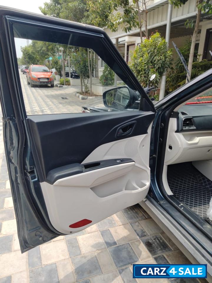 Aqua Marine Mahindra XUV300 W6 AMT Sunroof