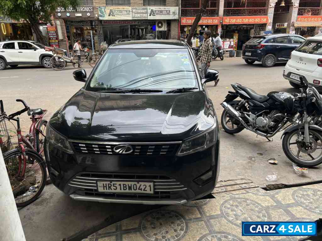 Mahindra XUV300 W8