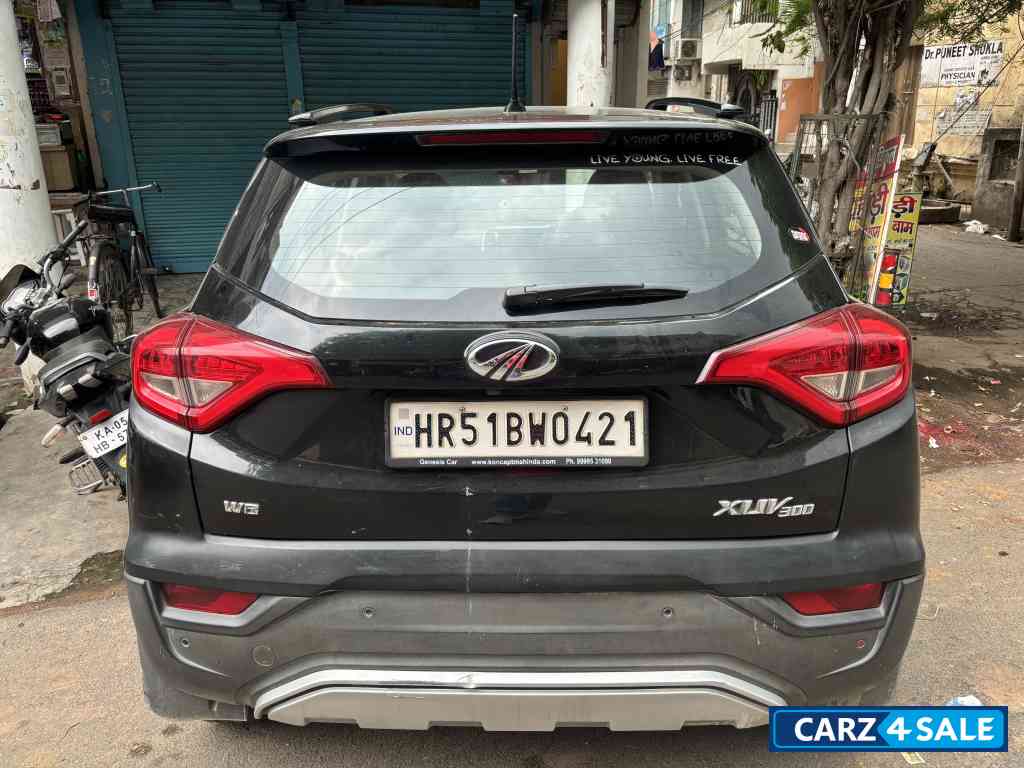 Mahindra XUV300 W8