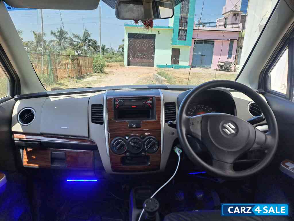 Superior White Maruti Suzuki Wagon R LXi Cng