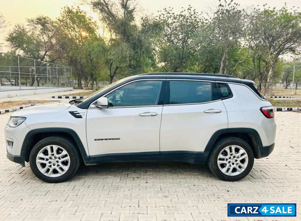 Gray + Black Jeep Compass limited O 4X4