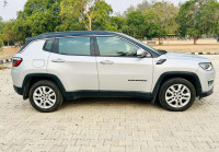 Gray + Black Jeep Compass limited O 4X4
