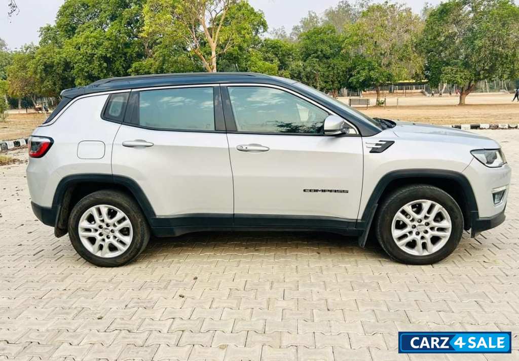 Gray + Black Jeep Compass limited O 4X4