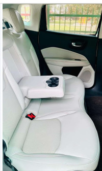 Gray + Black Jeep Compass limited O 4X4