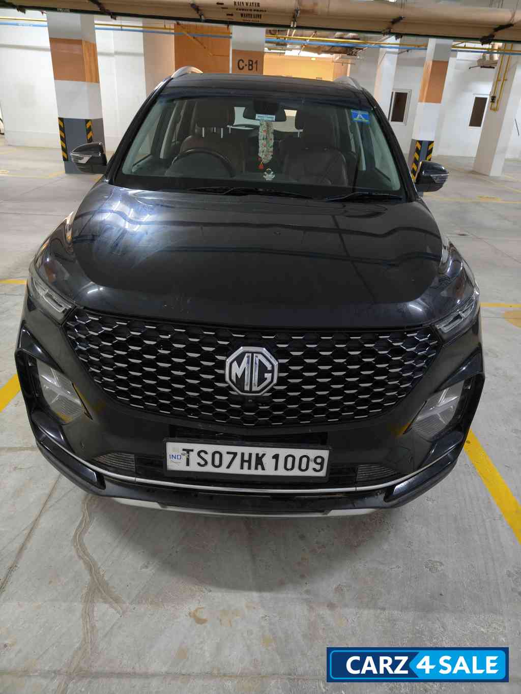 Black MG Hector Plus Sharp