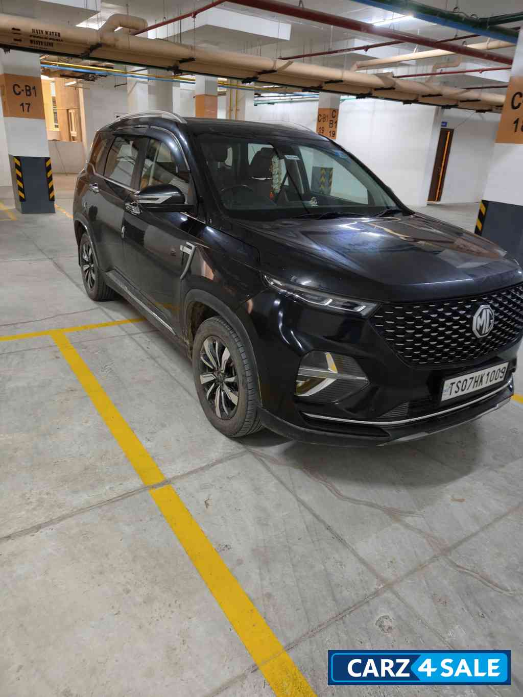 Black MG Hector Plus Sharp