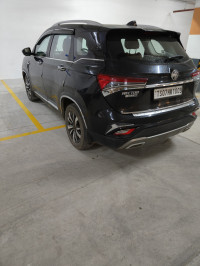 Black MG Hector Plus Sharp