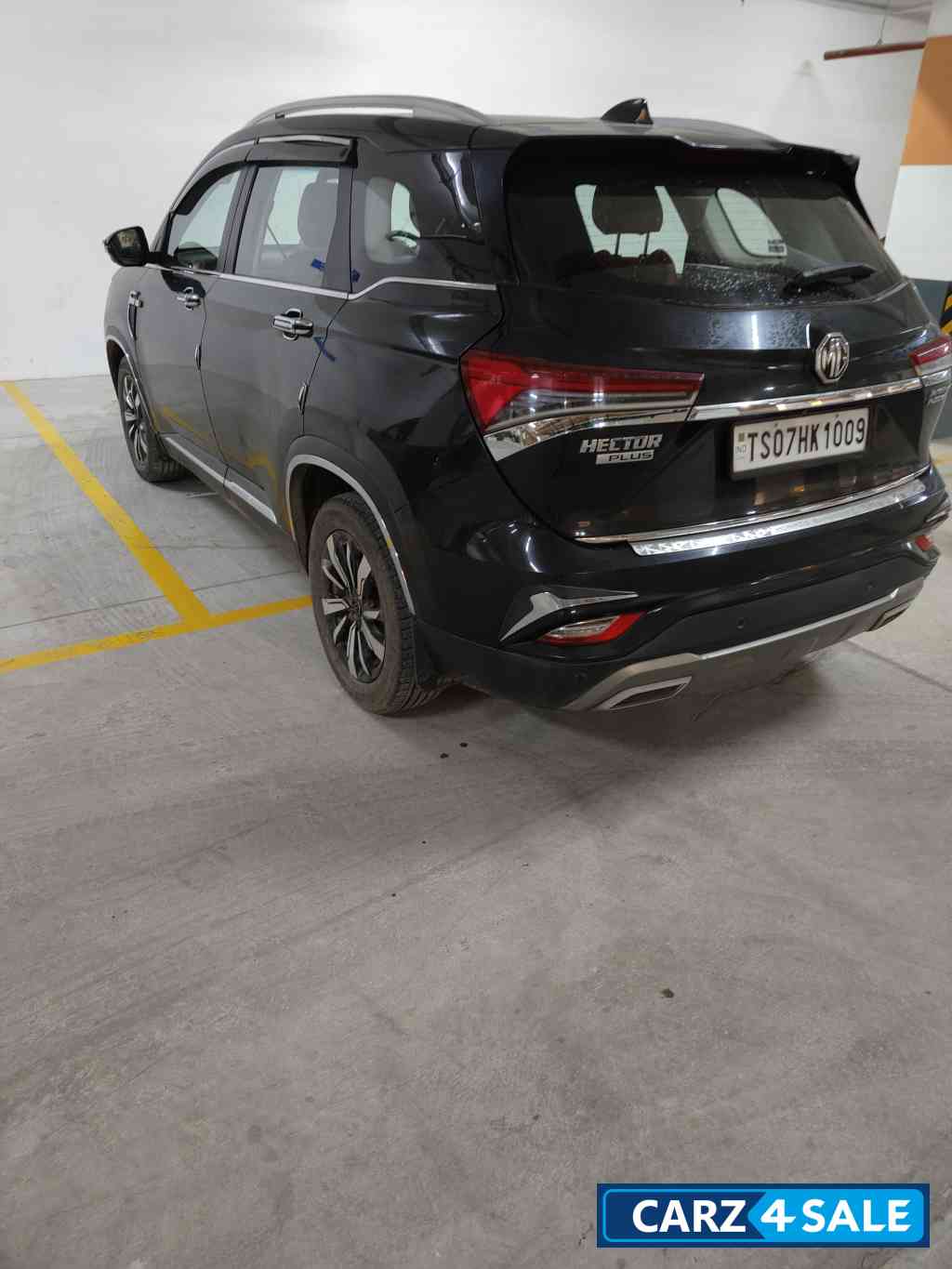 Black MG Hector Plus Sharp