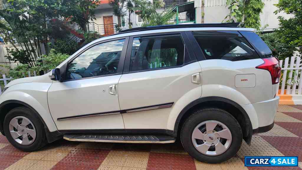 Pearl White Mahindra XUV 500 W7 BSVI