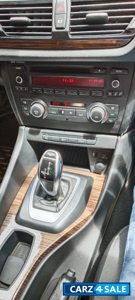 Mineral White BMW X1 CE LCI