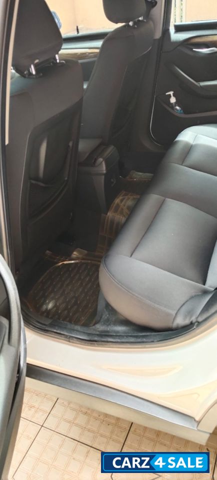 Mineral White BMW X1 CE LCI