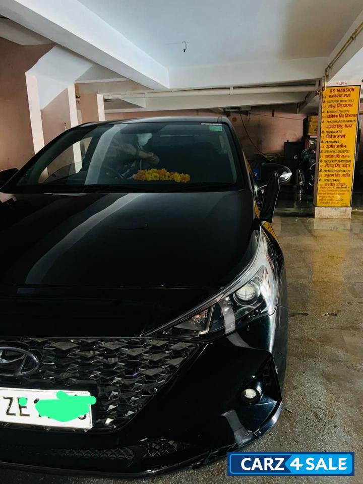 Black Hyundai Verna Sx