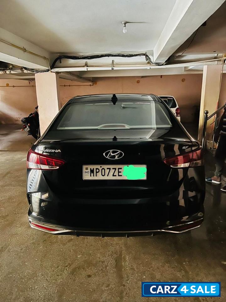 Black Hyundai Verna Sx