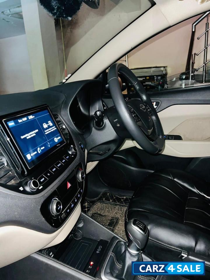 Black Hyundai Verna Sx