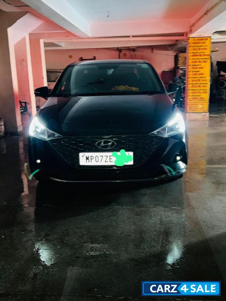 Black Hyundai Verna Sx
