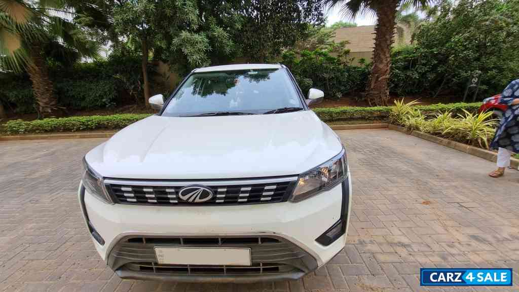 Pearl White Mahindra XUV300 W6