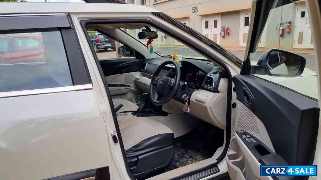 Pearl White Mahindra XUV300 W6