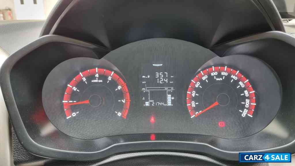 Pearl White Mahindra XUV300 W6