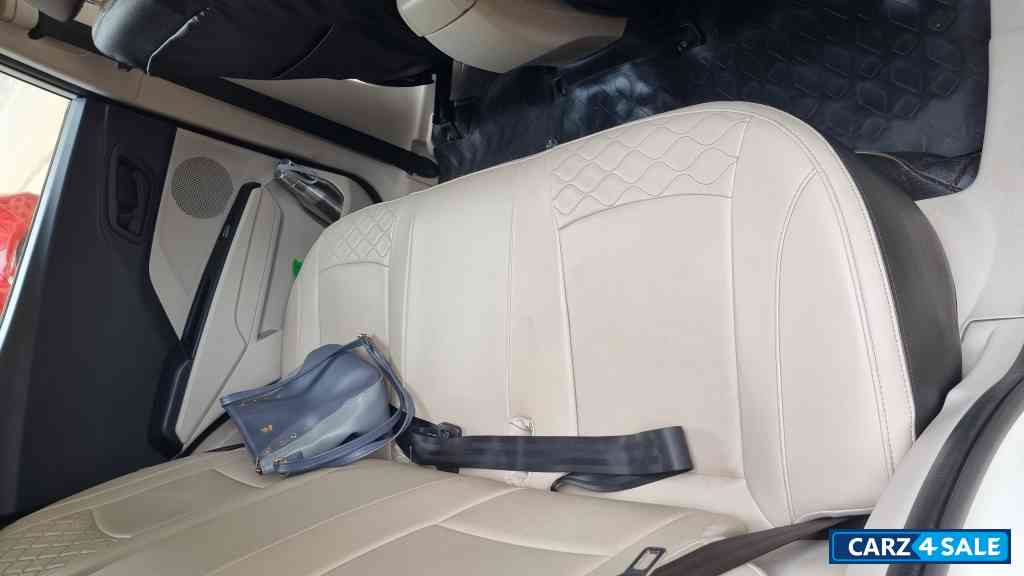 Pearl White Mahindra XUV300 W6