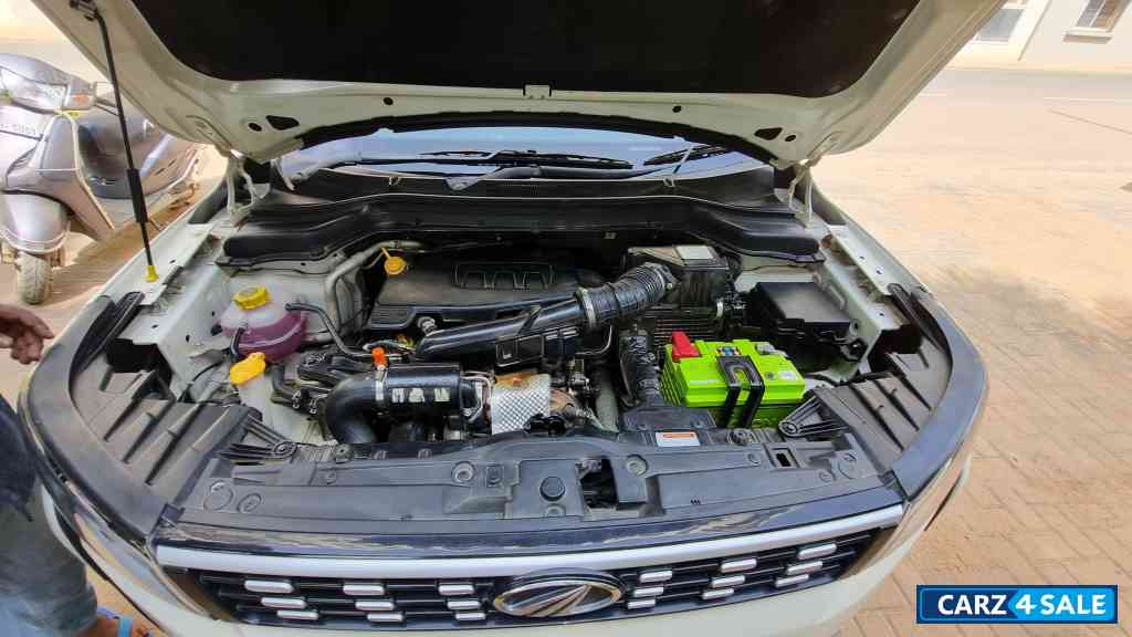 Pearl White Mahindra XUV300 W6