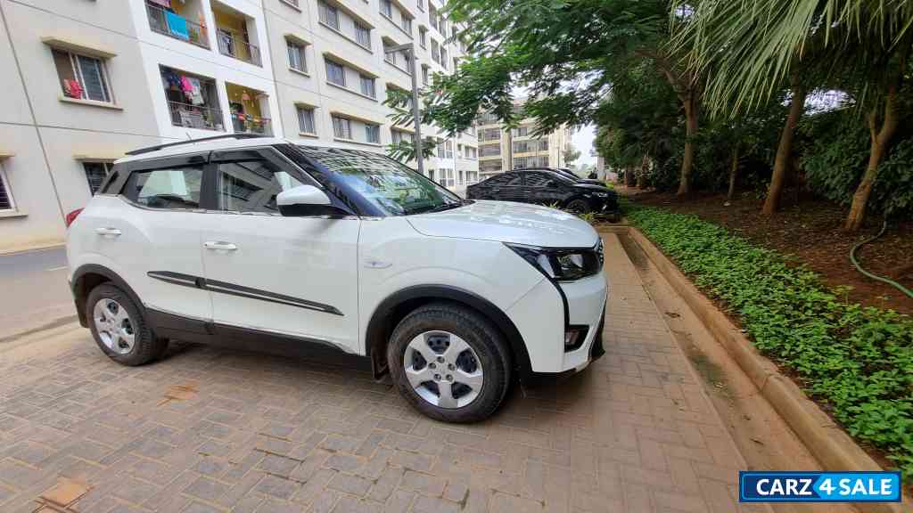 Pearl White Mahindra XUV300 W6