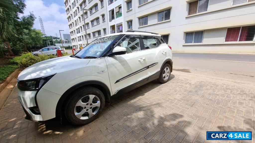 Pearl White Mahindra XUV300 W6