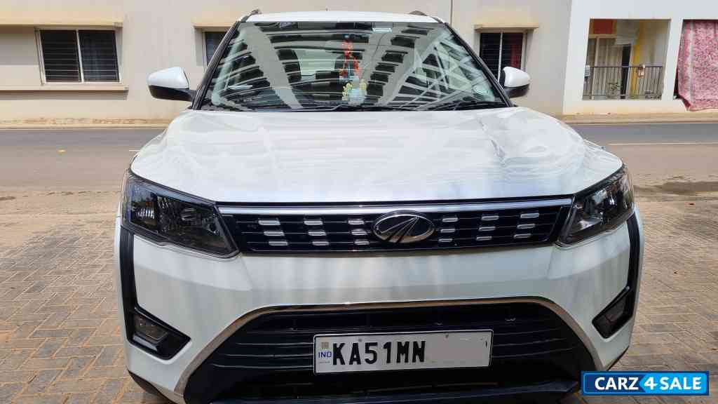 Pearl White Mahindra XUV300 W6