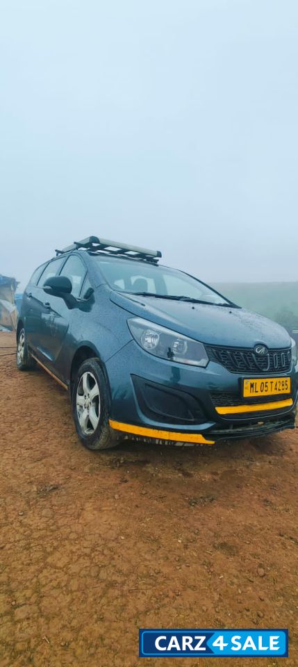 Blue Mahindra Marazzo M2