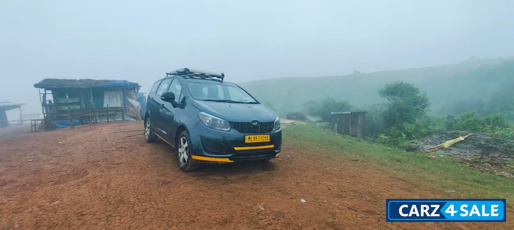 Blue Mahindra Marazzo M2