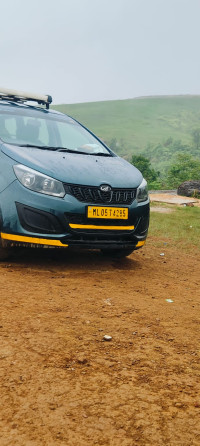 Blue Mahindra Marazzo M2