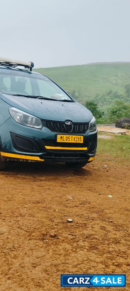 Blue Mahindra Marazzo M2