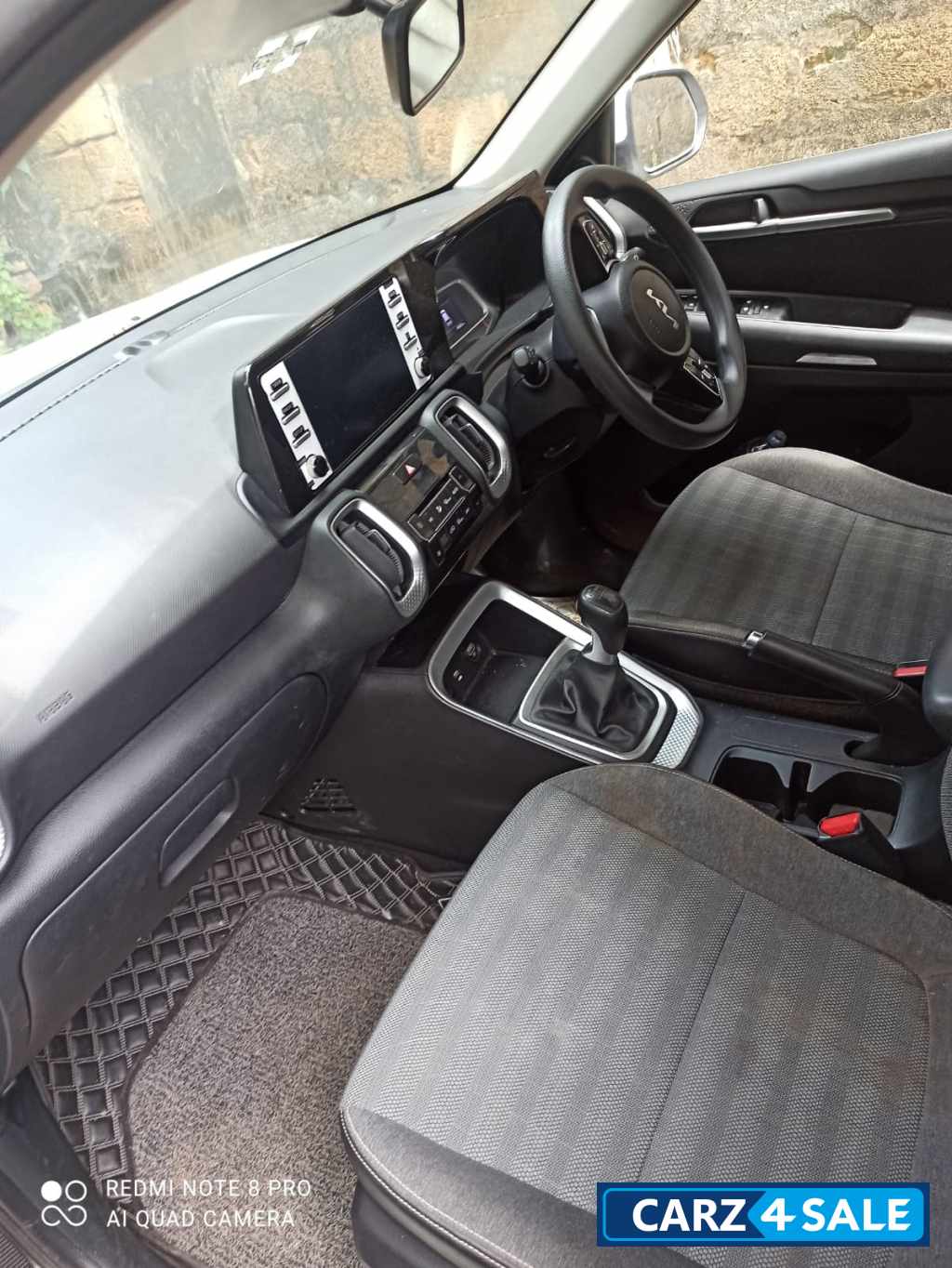 Clear White Kia Sonet 1.5 diesel htk plus mt