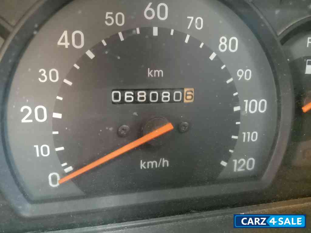 White Maruti Suzuki Omni 5 seater