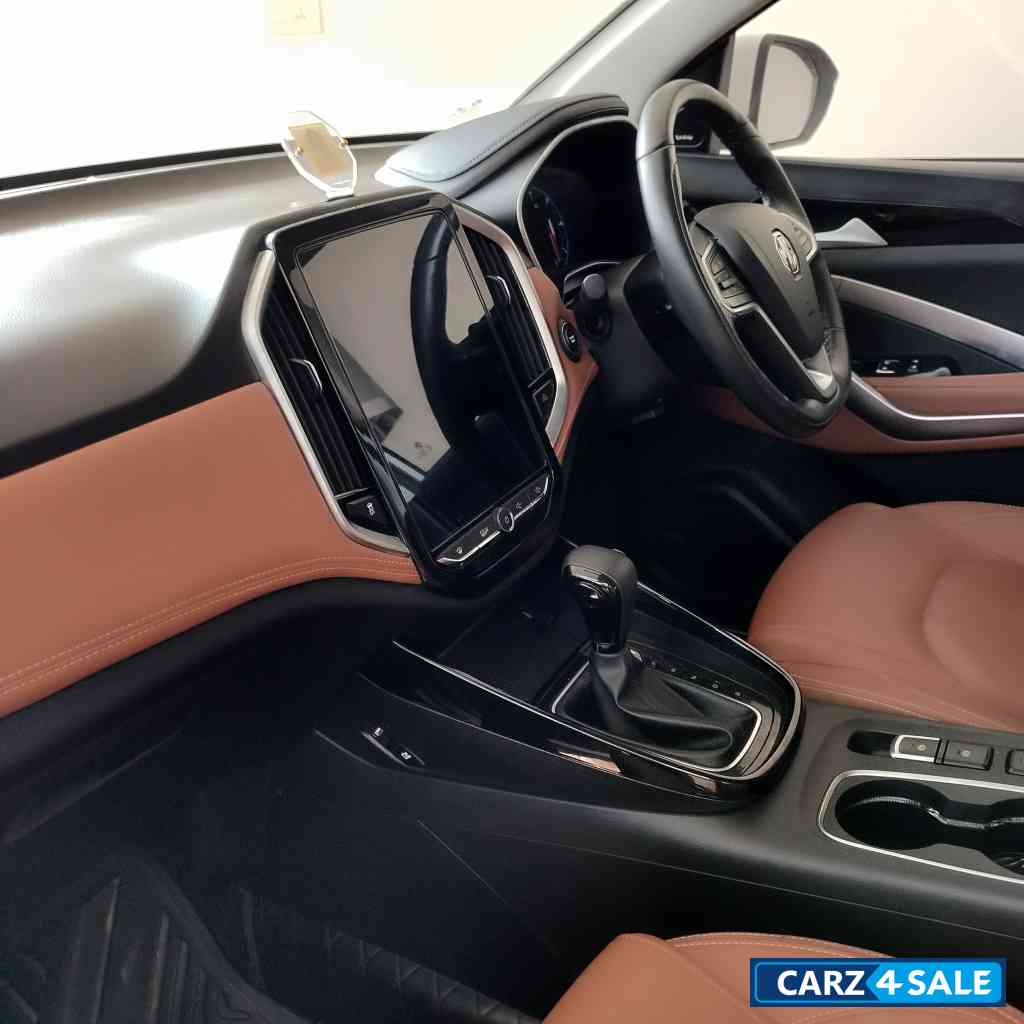 MG Hector Plus 1.5 CVT Sharp BS VI