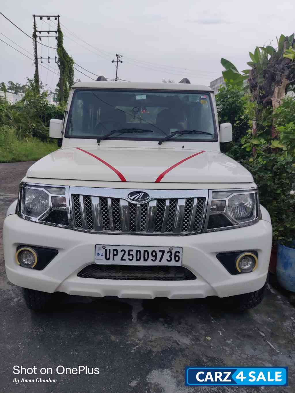 Diamond White Mahindra Bolero b6