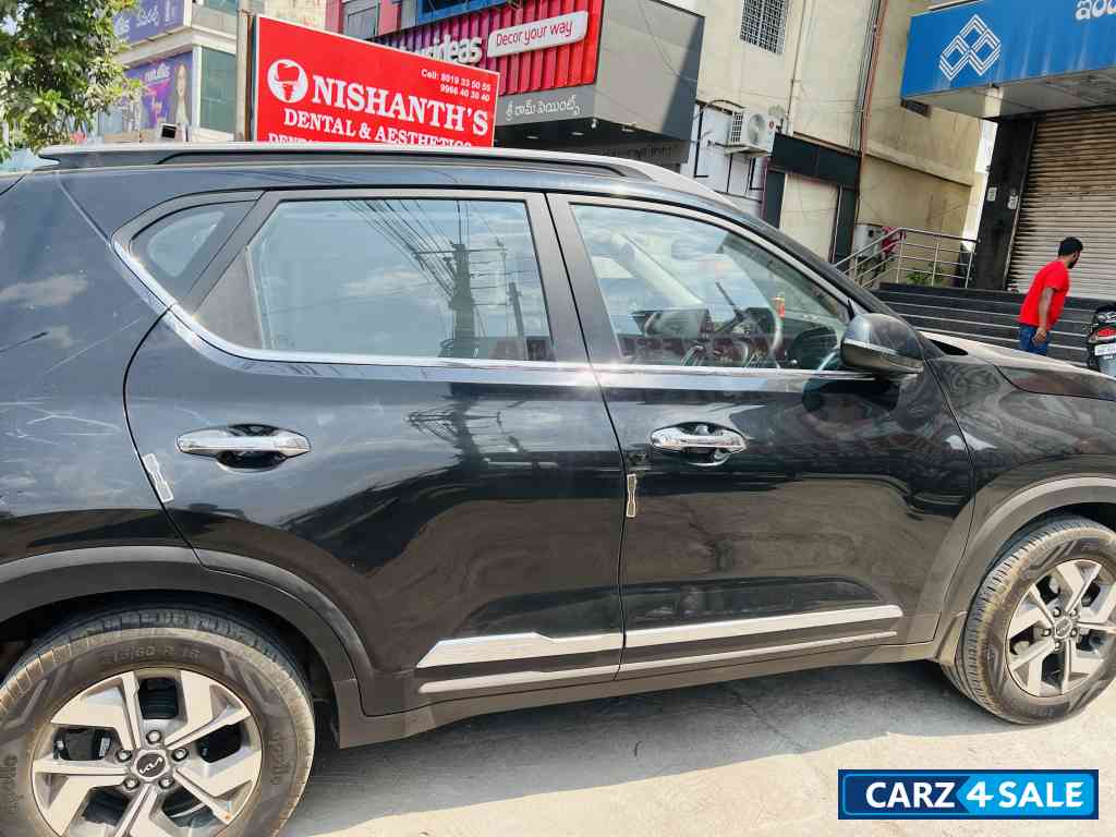 Black Kia Sonet Htx
