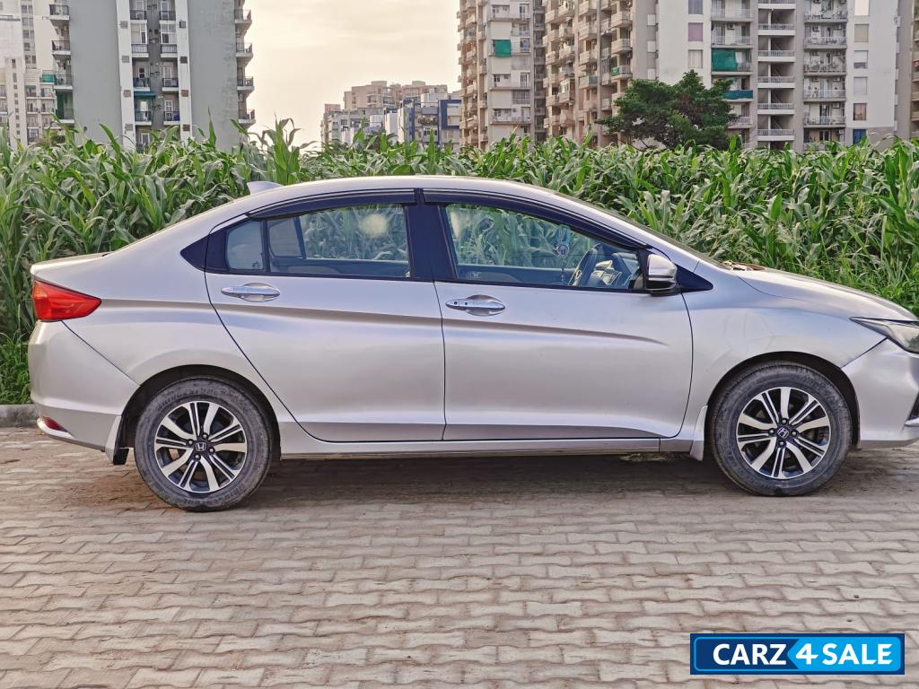Silver Grey Honda City SVCVT - AT with Sunroof