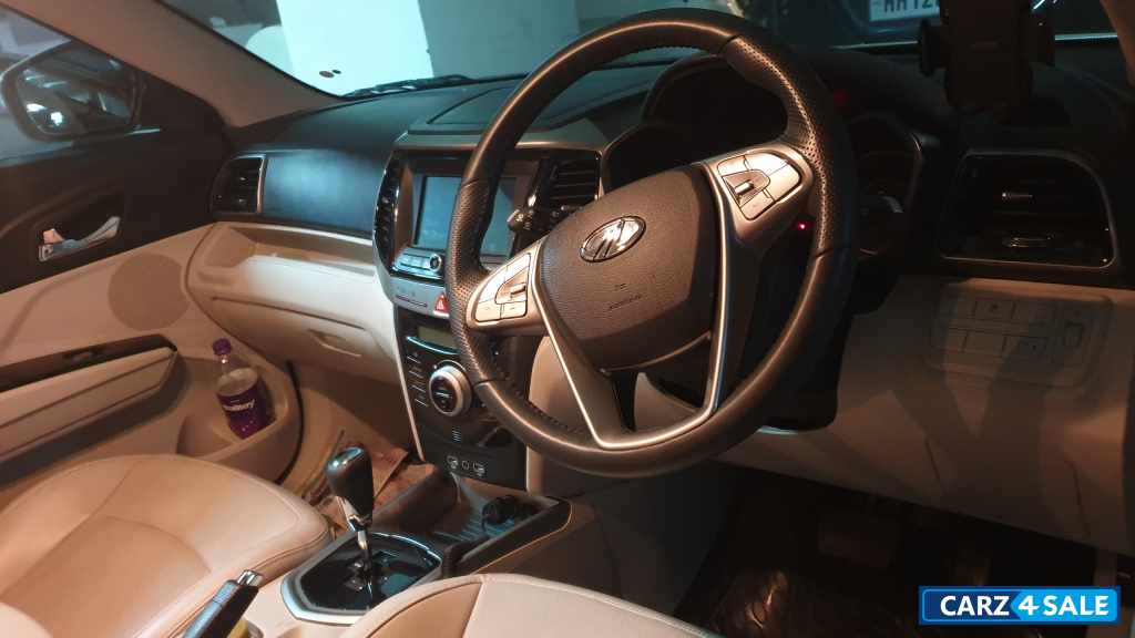 Mahindra XUV300 w8 option
