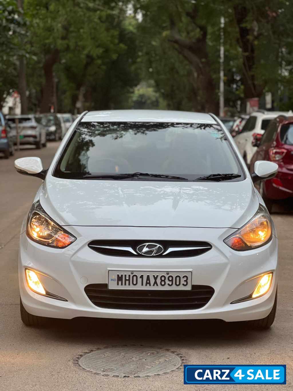 White Hyundai Verna sx