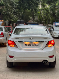 White Hyundai Verna sx