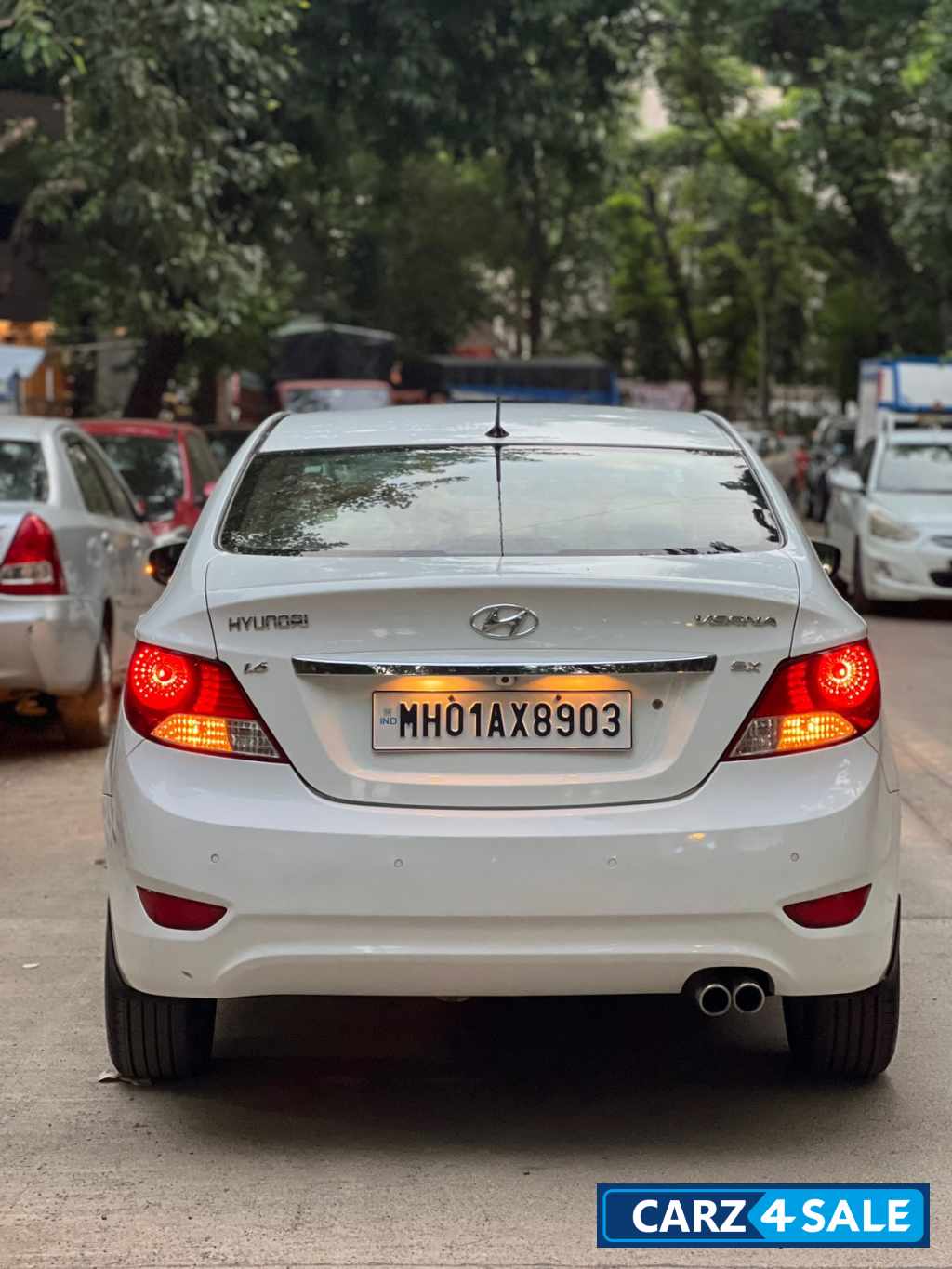 White Hyundai Verna sx