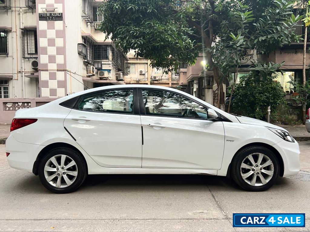 White Hyundai Verna sx
